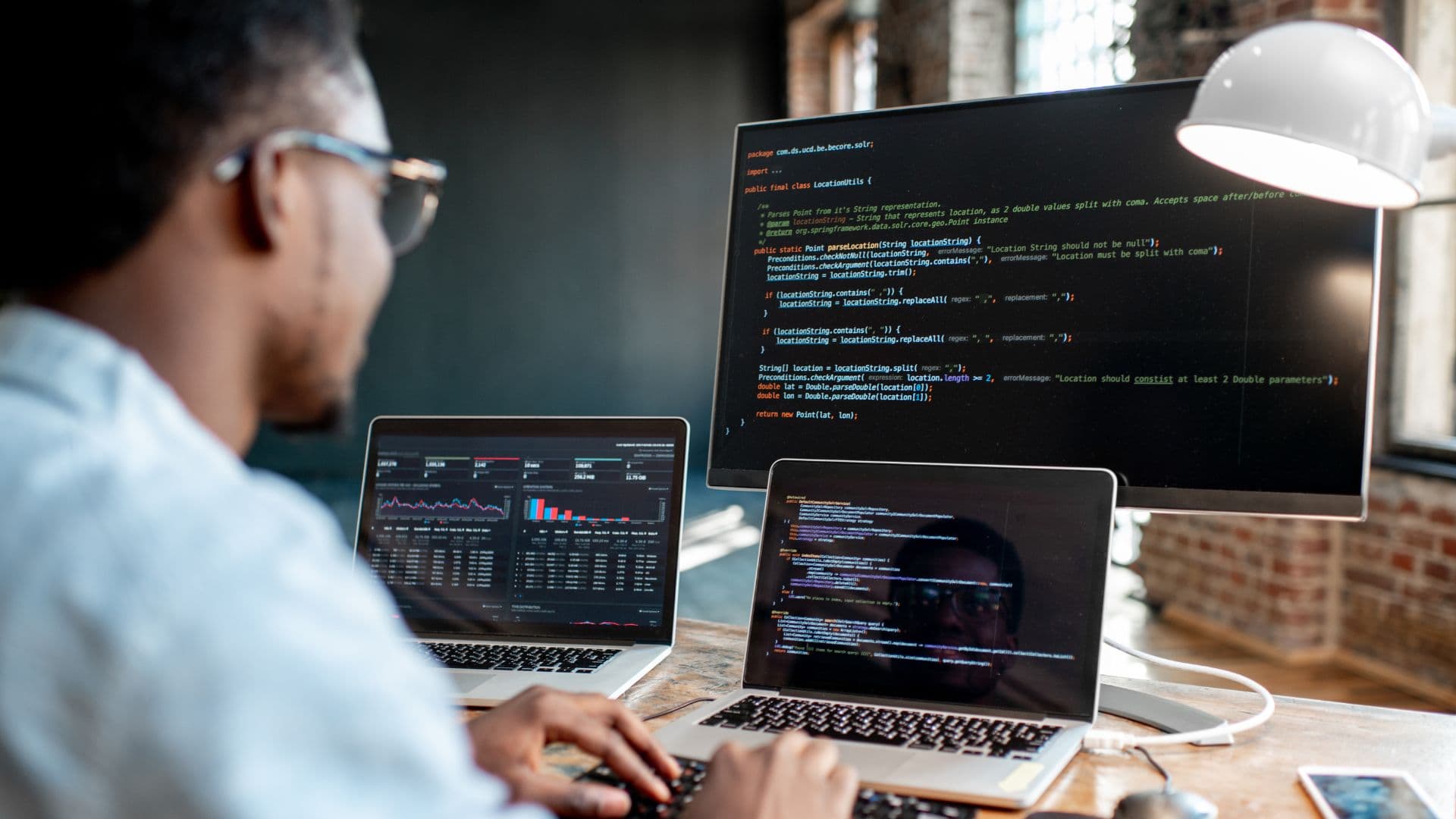 Sesi pembelajaran Mentora: mentor menjelaskan materi ke siswa